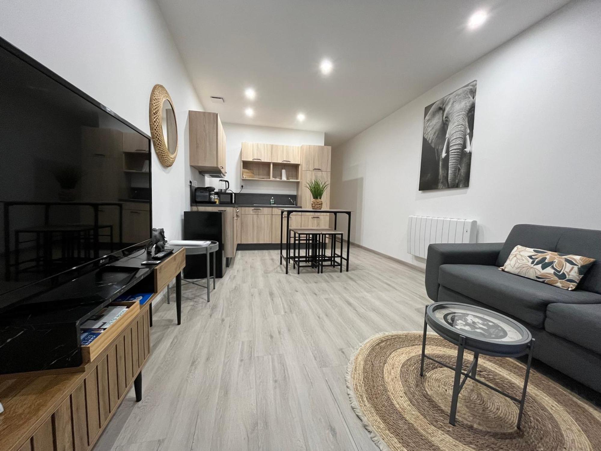 Le Mendes Apartment Evron Exterior photo